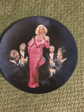 Marilyn Monroe White Plate with Red Lip Print